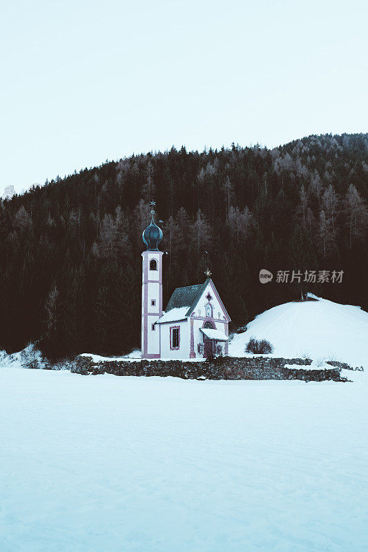 Val Di Funes教堂在冬季白云石阿尔卑斯山